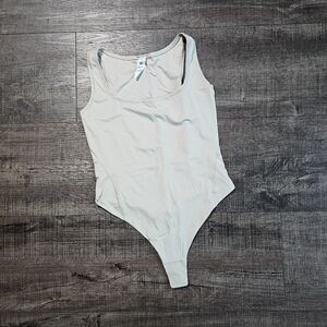 LULULEMON - Cream Sleeveless Bodysuit